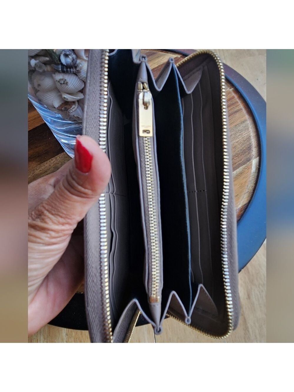 Yves Saint Laurent Tan Wallet Gold Hardware. - Picture 14 of 15